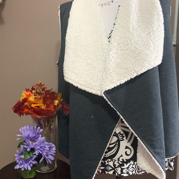 Massimo Reversible Fuzzy Vest size large. - Picture 2 of 4